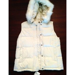 GAP White puffer vest with removable faux fur hood